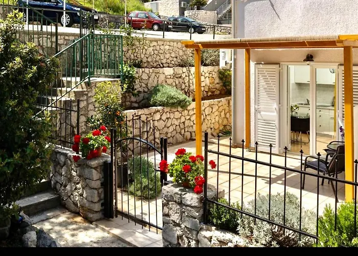 Tessa Apartment With Terrace, Free Wi-Fi/Parking