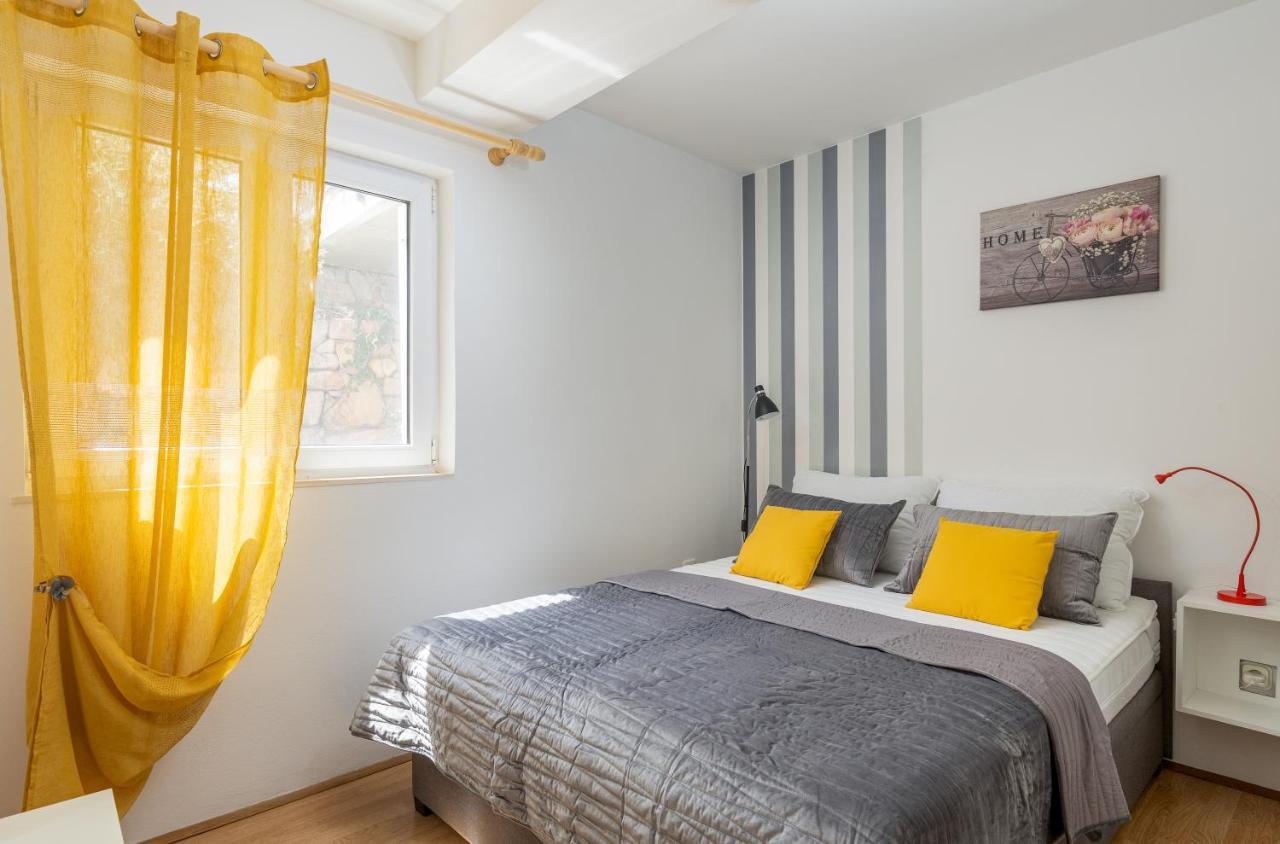 Apartment Tessa With Terrace, Free Wi-fi/parking *